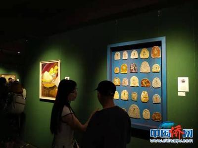 北京、海南女畫家作品展海口開幕 在騎樓老街刮文藝風