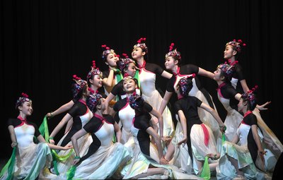 大團(tuán)小團(tuán)拉手譜寫青春樂章,16所高校4萬余名學(xué)生文藝行