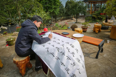 手繪鄉(xiāng)村畫(huà)卷 助力鄉(xiāng)村振興 三峽文藝創(chuàng)作者為基層老百姓送&ldquo;精神產(chǎn)品&rdquo;